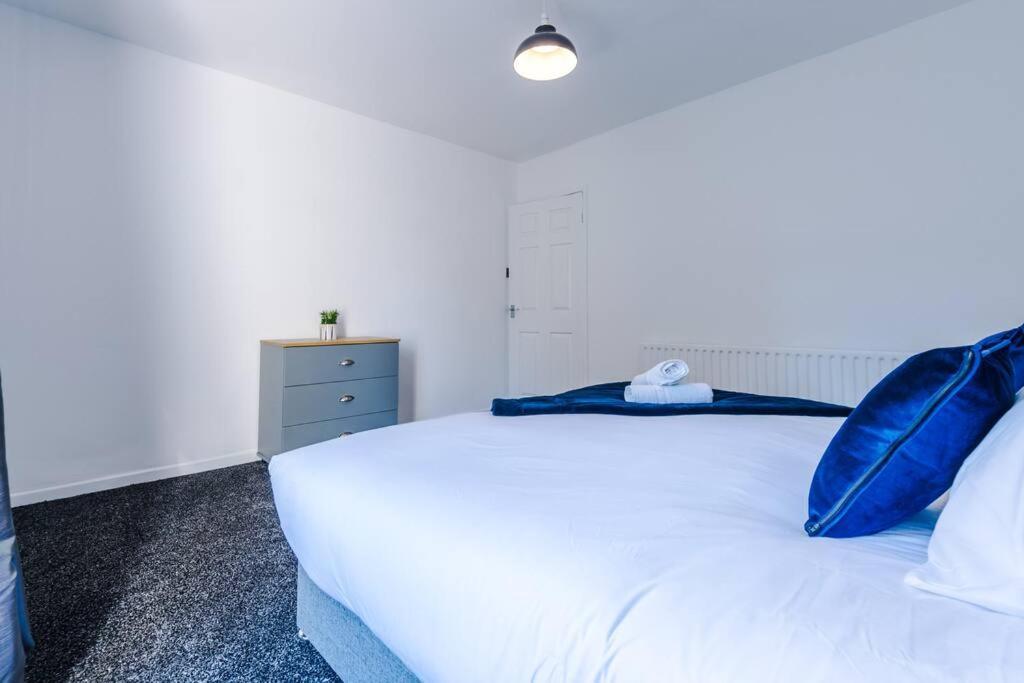 Cosy & Bright 2 Bedroom House Manchester